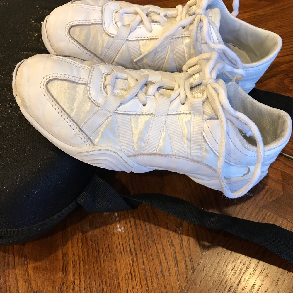 Nfinity Evolution cheer shoes with case size 5.